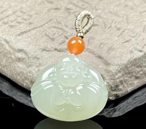 Zarter Jadeanhänger an einer Halskette, chinesischer Kulturschmuck