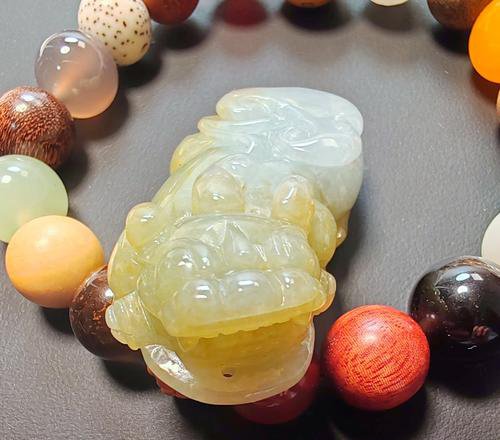 Verschiedene Jadesteine in den Farben Grün, Weiß und Lavendel