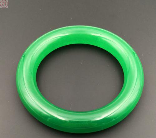 Grünes Jadeit‑Armband, das Wohlstand symbolisiert