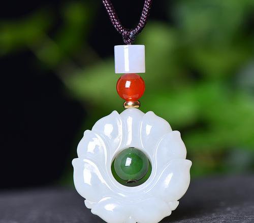 Chinesischer geschnitzter Jadeanhänger, der Reinheit und Tugend symbolisiert